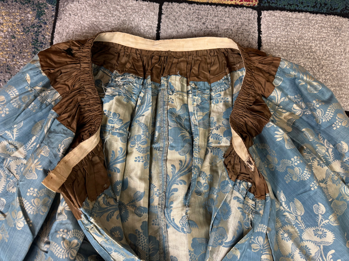 Robe à la Française aus blauem und cremefarbenem Seidendamast – authentisches Kleid aus dem 18. Jahrhundert, ca. 1770