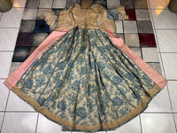 Robe à la Française aus blauem und cremefarbenem Seidendamast – authentisches Kleid aus dem 18. Jahrhundert, ca. 1770