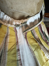 Eine Robe à l’Anglaise aus gelb, grün und pink gestreiftem Seidentaft, ca. 1770