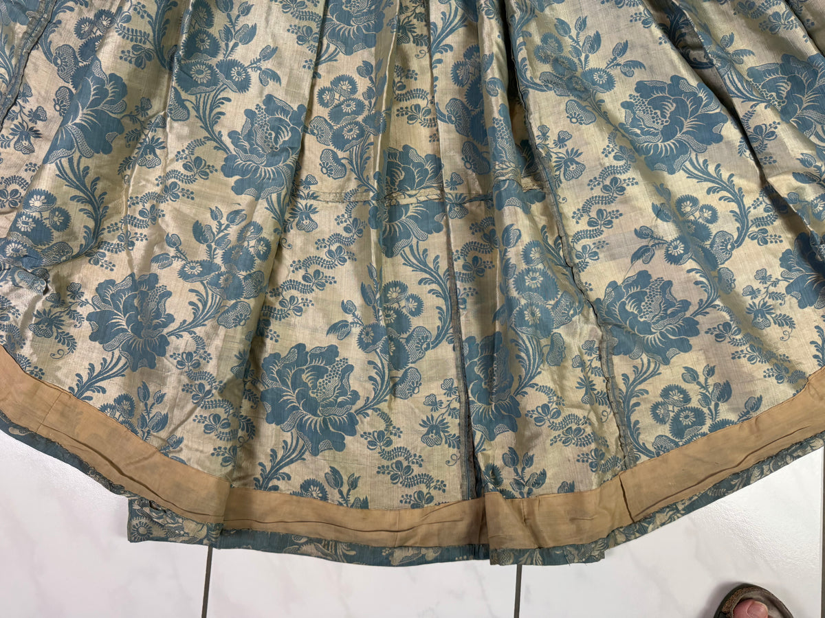 Robe à la Française aus blauem und cremefarbenem Seidendamast – authentisches Kleid aus dem 18. Jahrhundert, ca. 1770
