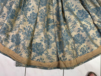 Robe à la Française aus blauem und cremefarbenem Seidendamast – authentisches Kleid aus dem 18. Jahrhundert, ca. 1770