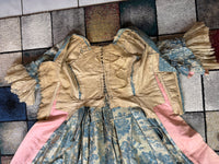 Robe à la Française aus blauem und cremefarbenem Seidendamast – authentisches Kleid aus dem 18. Jahrhundert, ca. 1770