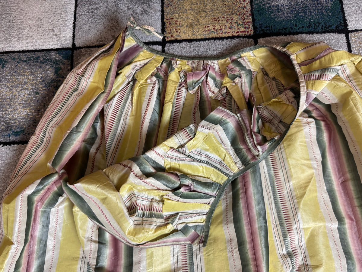 Eine Robe à l’Anglaise aus gelb, grün und pink gestreiftem Seidentaft, ca. 1770