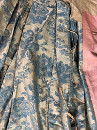 Robe à la Française aus blauem und cremefarbenem Seidendamast – authentisches Kleid aus dem 18. Jahrhundert, ca. 1770