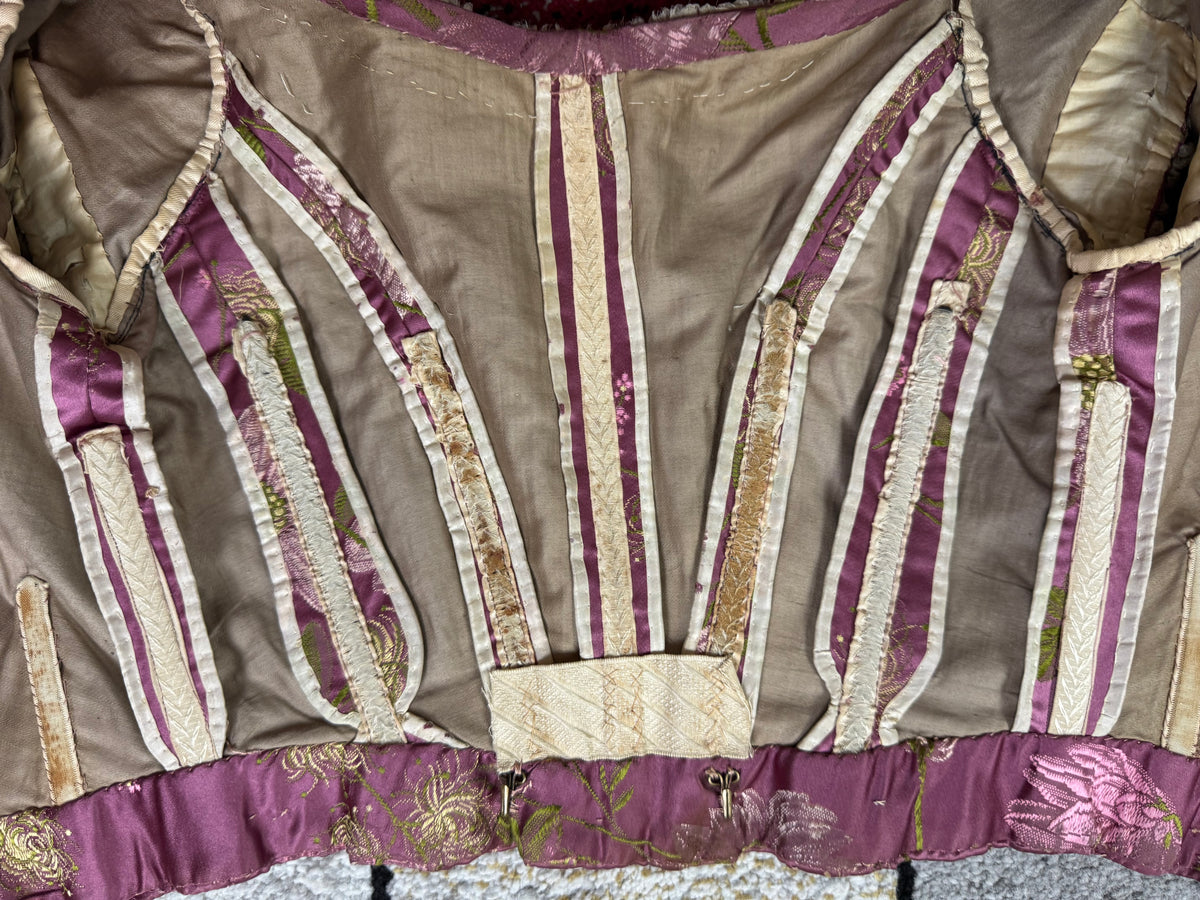Antikes lilafarbenes Seiden-Ballkleid aus der viktorianischen Ära, ca. 1895
