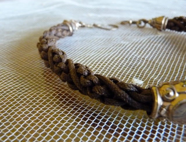 Geflochtene Uhrenkette aus Haar, ca. 1870–1875