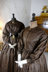 1840s Biedermeier mother‑daughter afternoon dresses in printed cotton with wide sleeves and fitted bodices, antique gowns