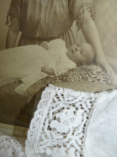 Taufkleid mit Originalfoto, England, ca. 1923 – Netz-Tüll & Spitze, Unterkleid aus Seide