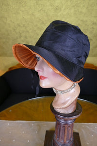 Schwarz-orangefarbene Glocke im Haubenstil, ca. 1926