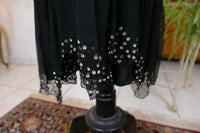 Antikes Abendkleid aus schwarzem Seidenchiffon mit Strasssteinen, ca. 1928