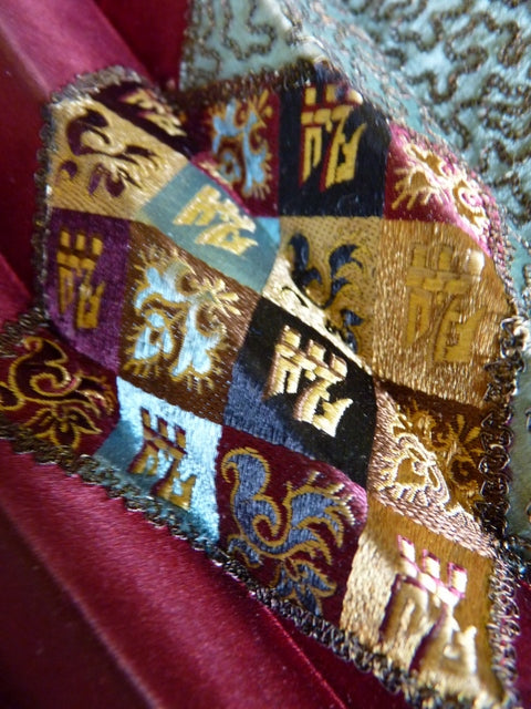 Faltfächer aus rotem Satin, ca. 1905