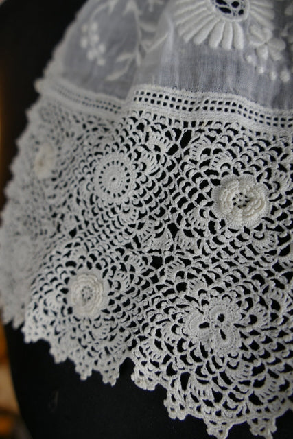 Antikes irisches Spitzenjabot – Edwardianisches besticktes Musselin-Accessoire, ca. 1910