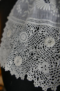 Antikes irisches Spitzenjabot – Edwardianisches besticktes Musselin-Accessoire, ca. 1910