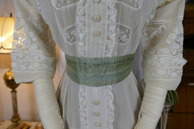 Antikes edwardianisches maltesisches Spitzen-Teekleid, ca. 1908