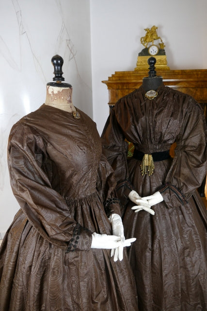 1840s Biedermeier mother‑daughter afternoon dresses in printed cotton with wide sleeves and fitted bodices, antique gowns