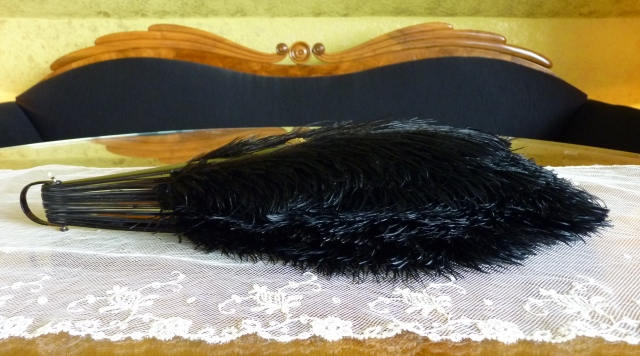 Schwarzer Fächer aus Straußenfedern, Adelsbesitz, ca. 1895