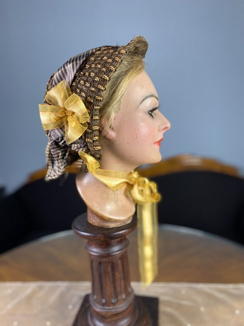 Haube mit gelbem Band, ca. 1860