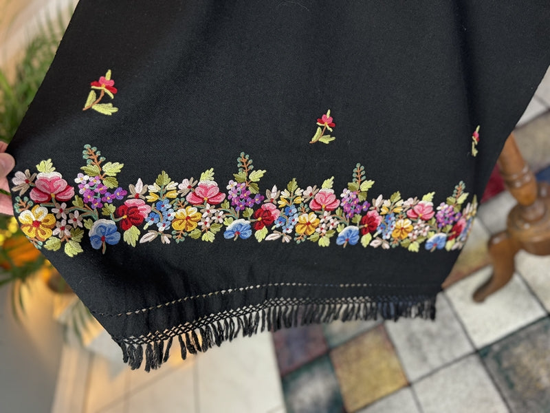 Wollschal mit gestickten Blumenmotiven, ca. 1900