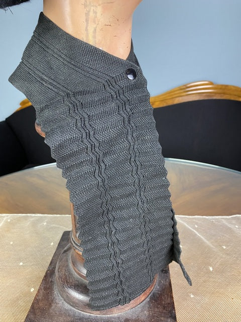 BRADLEY Antique Muffler, ca. 1910 – Gestrickter Baumwoll-V-Ausschnittschal mit Druckknopfverschluss