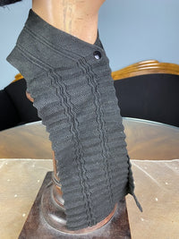 BRADLEY Antique Muffler, ca. 1910 – Gestrickter Baumwoll-V-Ausschnittschal mit Druckknopfverschluss