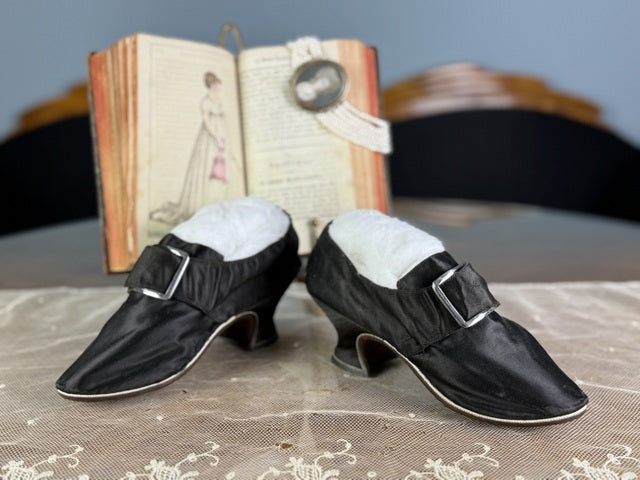 Spätbarocke Damenschuhe, 1730er–1740er Jahre – Seltene englische Seidenschuhe aus dem 18. Jahrhundert