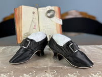 Spätbarocke Damenschuhe, 1730er–1740er Jahre – Seltene englische Seidenschuhe aus dem 18. Jahrhundert