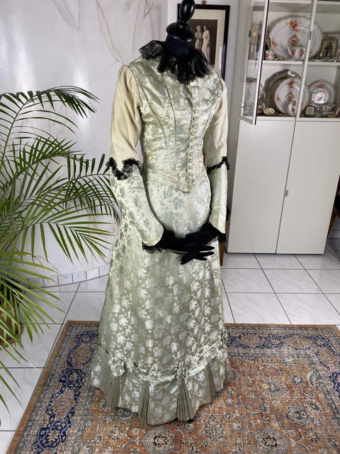 Antikes zweiteiliges Dinnerkleid aus Seidenbrokat, ca. 1898
