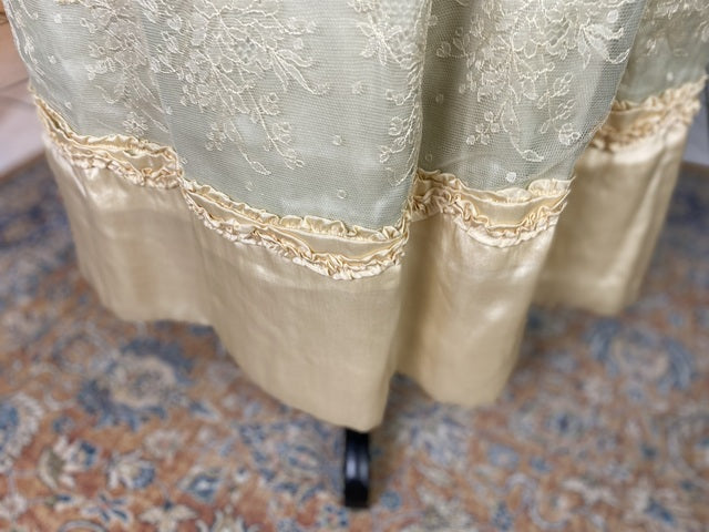 Abendkleid aus Chantilly und himmelblauem Satin, ca. 1914