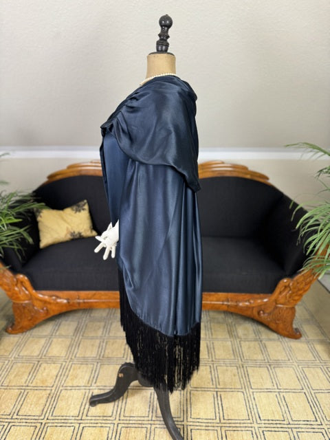 MARSHALL FIELD & Co. Antiker Kapuzenumhang, Chicago, ca. 1924 – Dunkelblauer Seiden-Flapper-Umhang