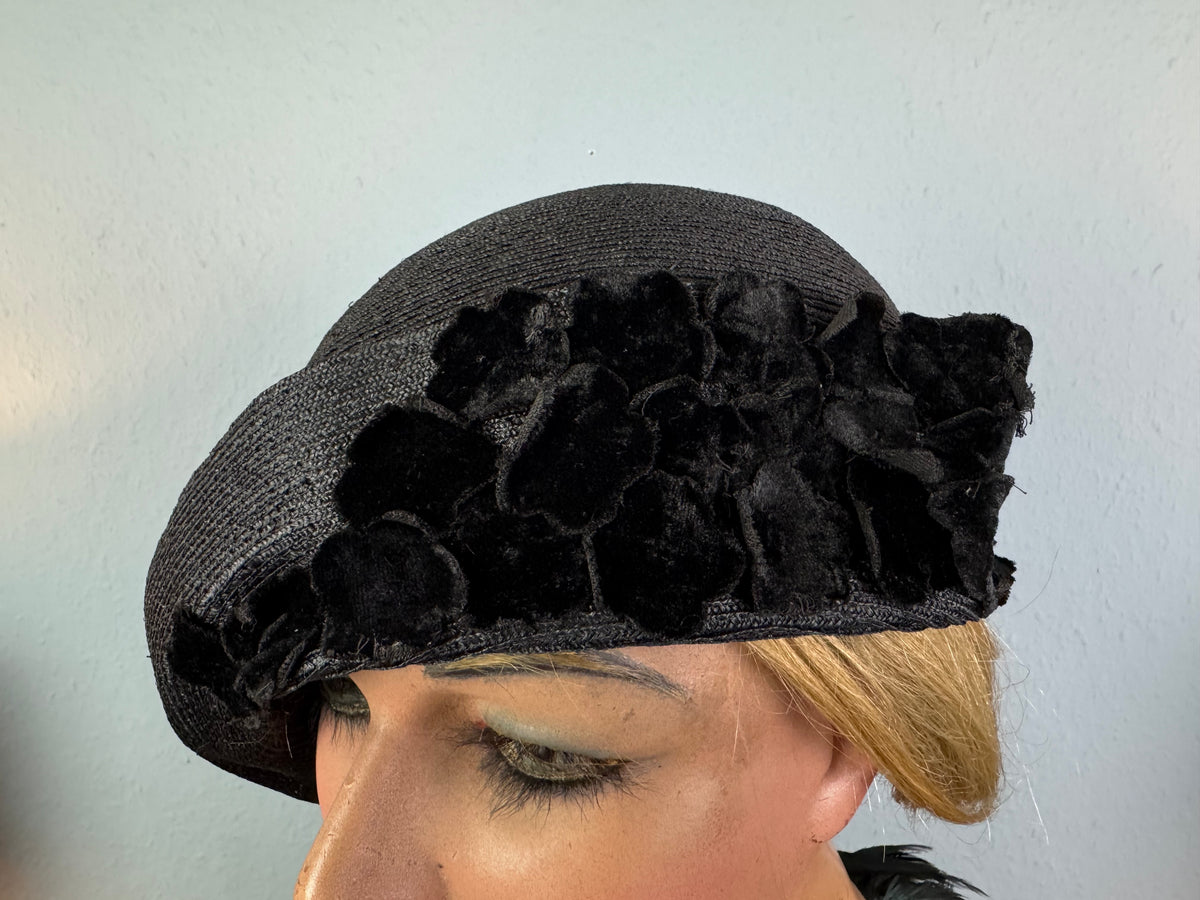 Elegant asymmetrical English 1920s straw hat with velvet appliqués, black silk lining, excellent condition