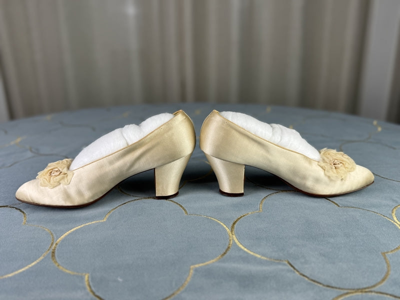 Hochzeitsschuhe aus der Titanic-Ära – Brautschuhe aus elfenbeinfarbener Seide, ca. 1912