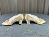 Hochzeitsschuhe aus der Titanic-Ära – Brautschuhe aus elfenbeinfarbener Seide, ca. 1912