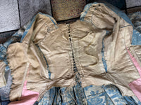 Robe à la Française aus blauem und cremefarbenem Seidendamast – authentisches Kleid aus dem 18. Jahrhundert, ca. 1770
