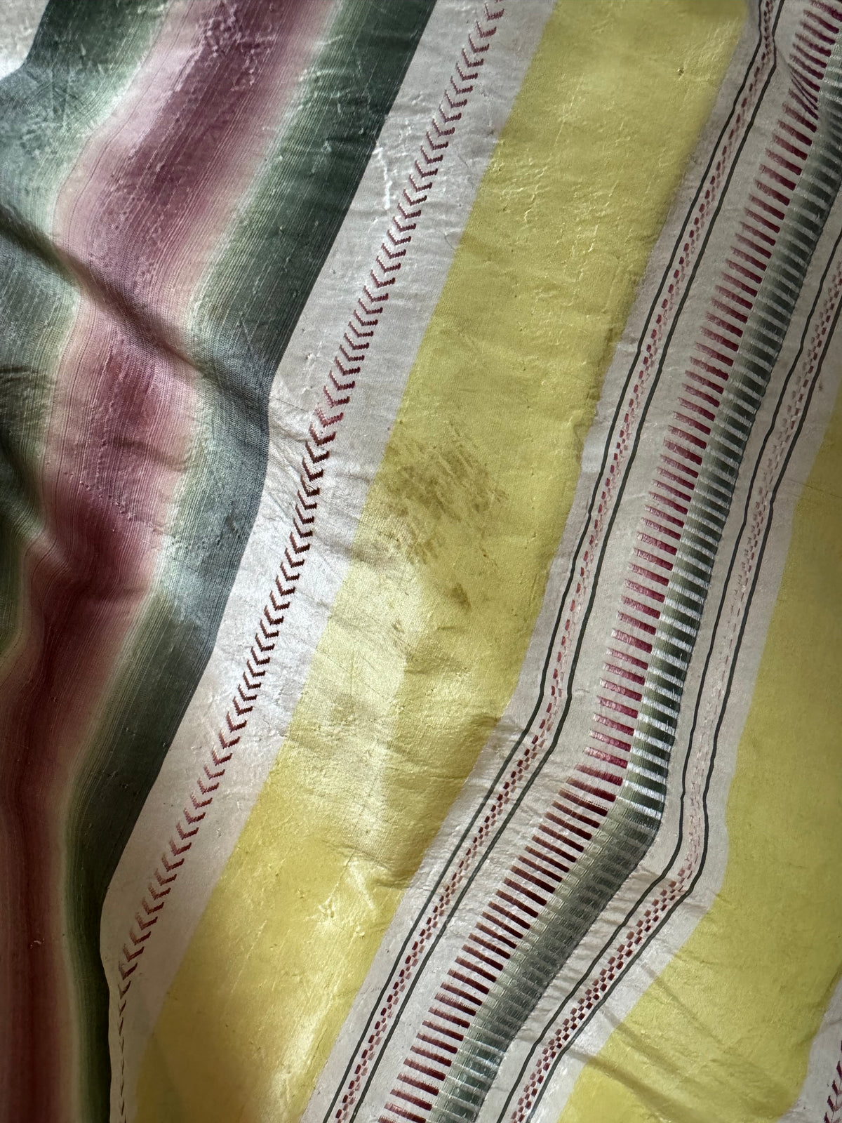 Eine Robe à l’Anglaise aus gelb, grün und pink gestreiftem Seidentaft, ca. 1770
