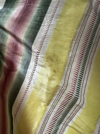 Eine Robe à l’Anglaise aus gelb, grün und pink gestreiftem Seidentaft, ca. 1770