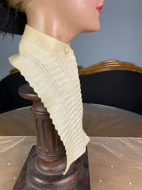 BRADLEY Antiker V-Ausschnitt Schal, ca. 1910 – Cremefarbener Schal aus gestrickter Baumwolle
