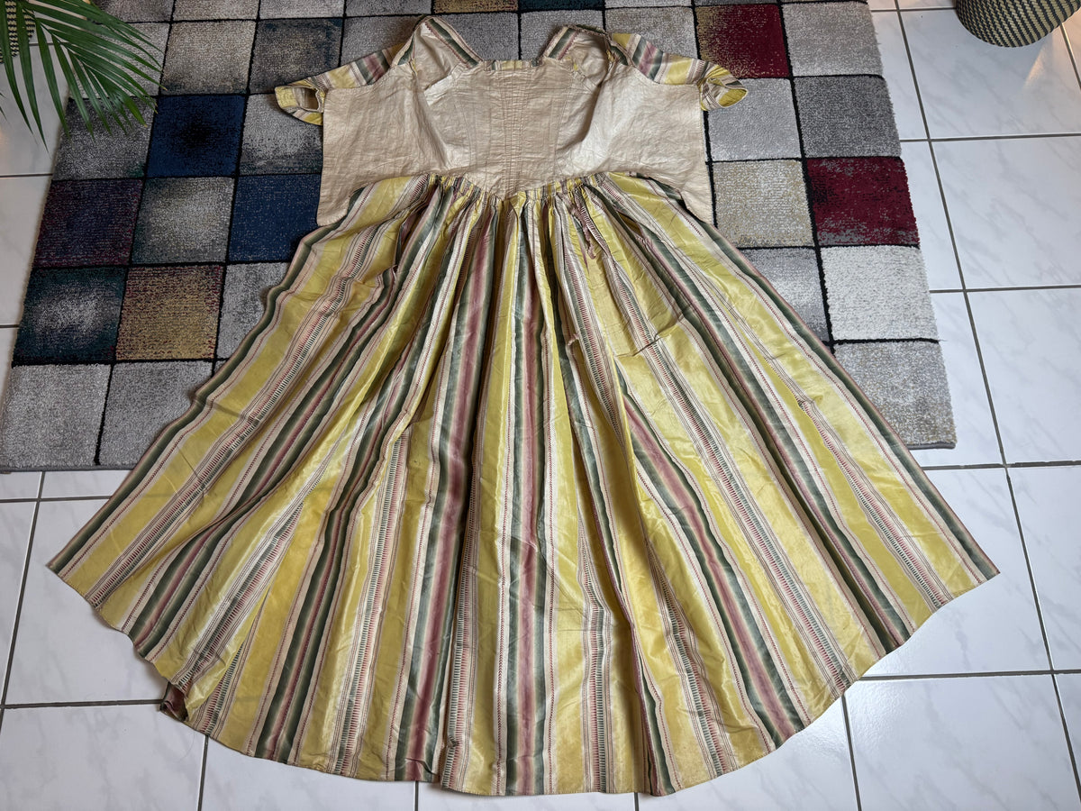 Eine Robe à l’Anglaise aus gelb, grün und pink gestreiftem Seidentaft, ca. 1770
