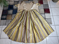 Eine Robe à l’Anglaise aus gelb, grün und pink gestreiftem Seidentaft, ca. 1770