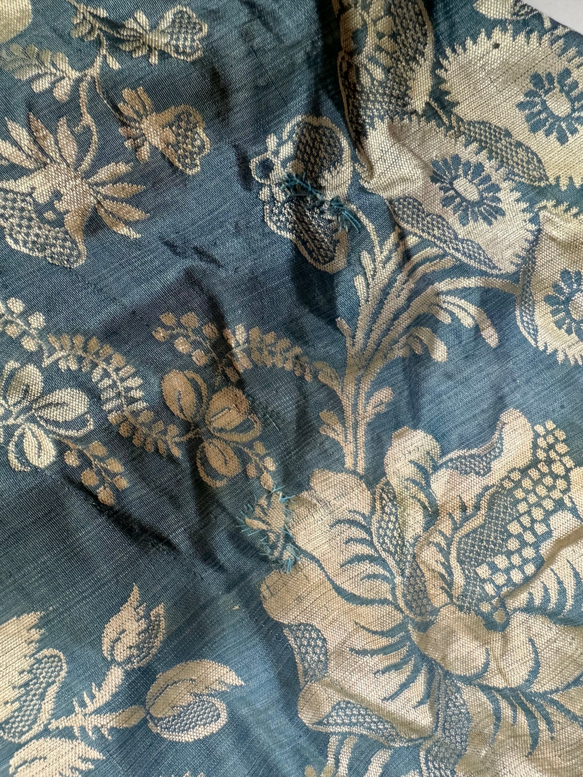 Robe à la Française aus blauem und cremefarbenem Seidendamast – authentisches Kleid aus dem 18. Jahrhundert, ca. 1770