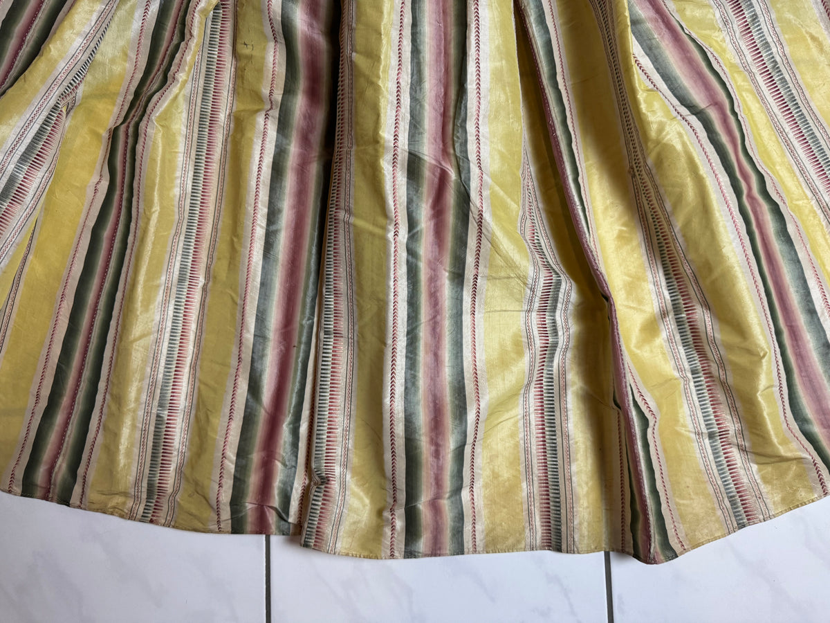 Eine Robe à l’Anglaise aus gelb, grün und pink gestreiftem Seidentaft, ca. 1770