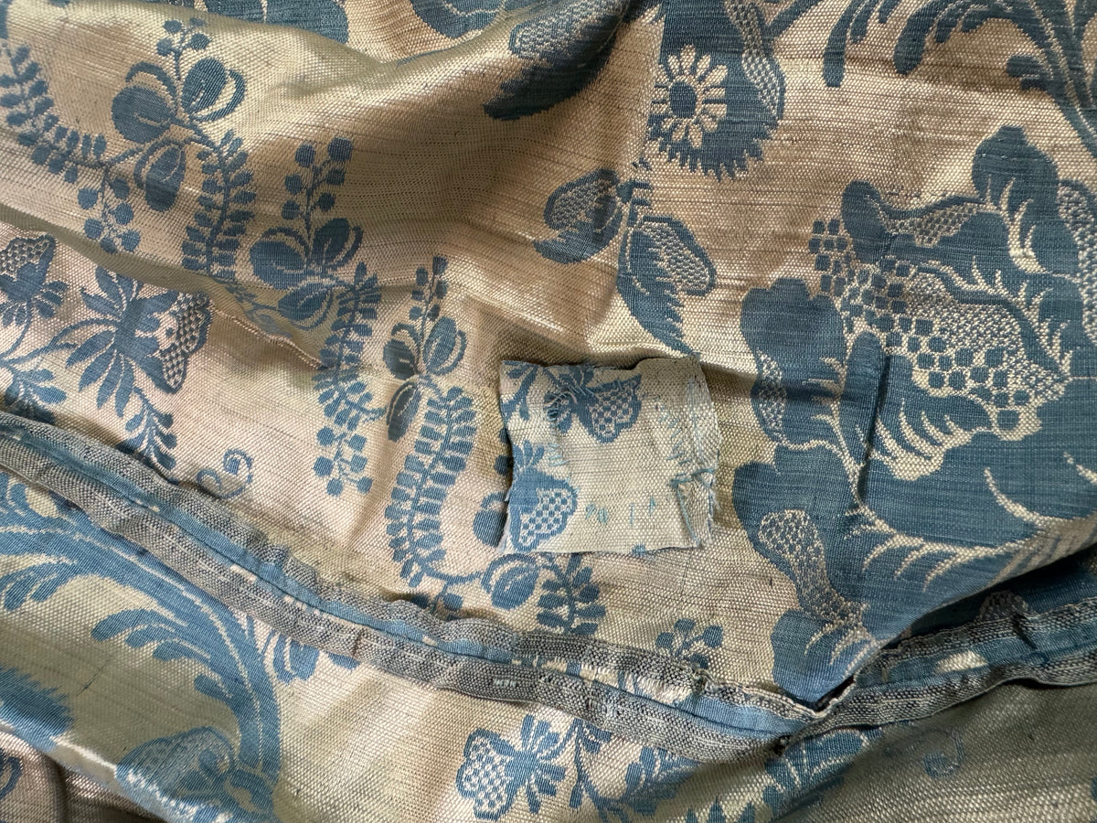 Robe à la Française aus blauem und cremefarbenem Seidendamast – authentisches Kleid aus dem 18. Jahrhundert, ca. 1770