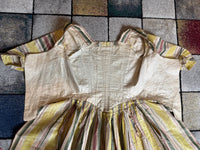 Eine Robe à l’Anglaise aus gelb, grün und pink gestreiftem Seidentaft, ca. 1770