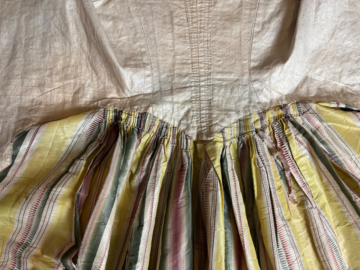 Eine Robe à l’Anglaise aus gelb, grün und pink gestreiftem Seidentaft, ca. 1770