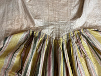 Eine Robe à l’Anglaise aus gelb, grün und pink gestreiftem Seidentaft, ca. 1770