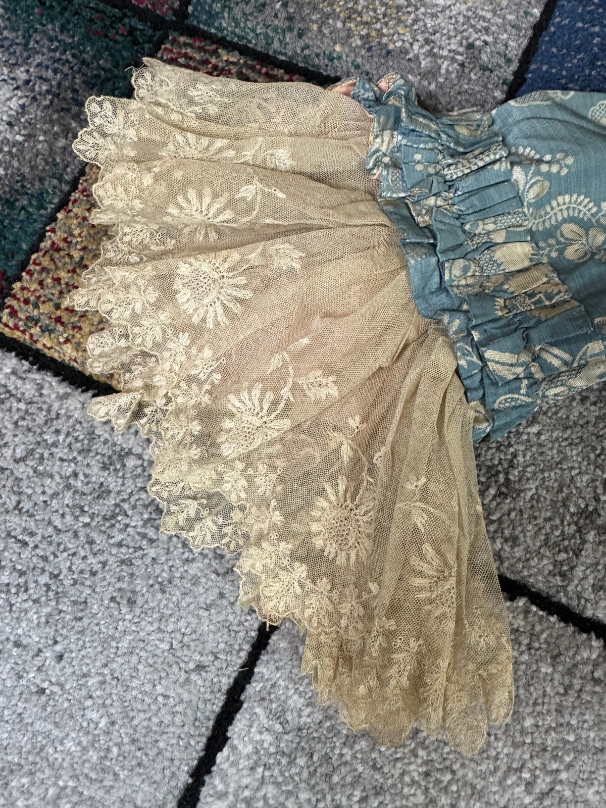 Robe à la Française aus blauem und cremefarbenem Seidendamast – authentisches Kleid aus dem 18. Jahrhundert, ca. 1770