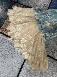 Robe à la Française aus blauem und cremefarbenem Seidendamast – authentisches Kleid aus dem 18. Jahrhundert, ca. 1770