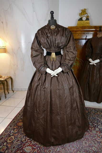 1840s Biedermeier mother‑daughter afternoon dresses in printed cotton with wide sleeves and fitted bodices, antique gowns