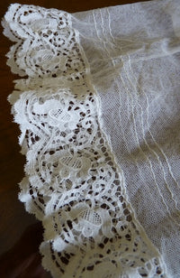 Taufkleid mit Originalfoto, England, ca. 1923 – Netz-Tüll & Spitze, Unterkleid aus Seide