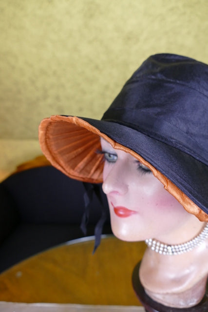 Schwarz-orangefarbene Glocke im Haubenstil, ca. 1926