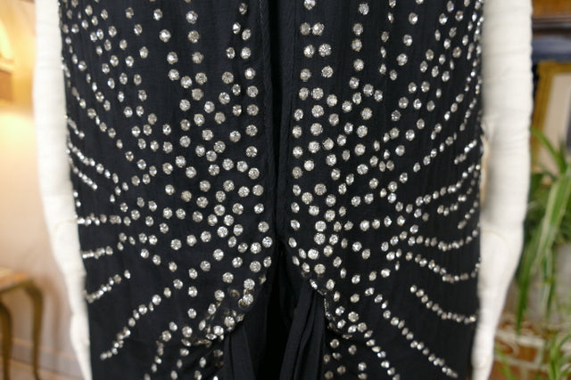 Antikes Abendkleid aus schwarzem Seidenchiffon mit Strasssteinen, ca. 1928
